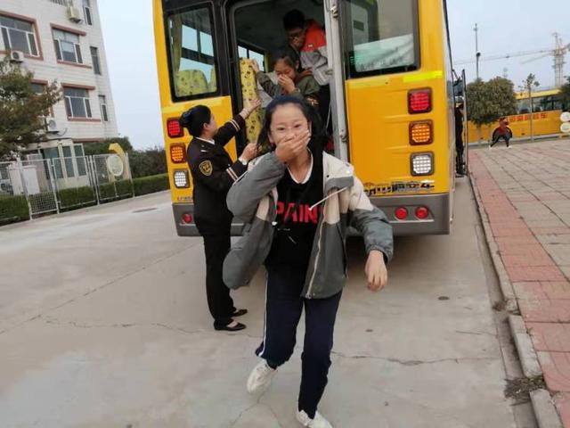 黃島校車“起火”，乘車孩子1分鐘全部撤離