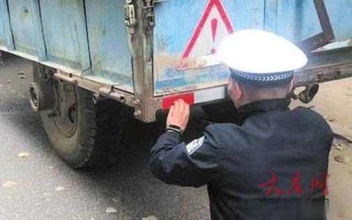 貼反光條、校車大檢查 公安交管貼心保安全