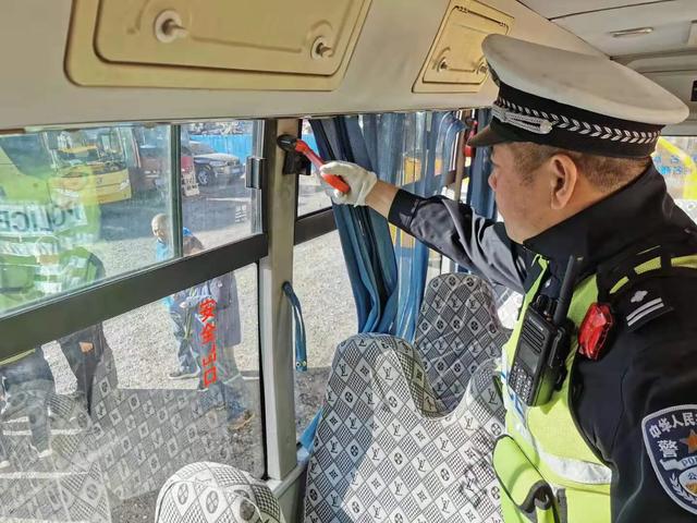 二道交警積極開展冬季校車整治行動(dòng)