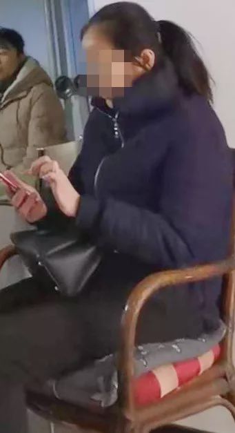 哈爾冰一校車急剎車，女教師腰摔骨折！想要賠償?shù)攘?個多月！