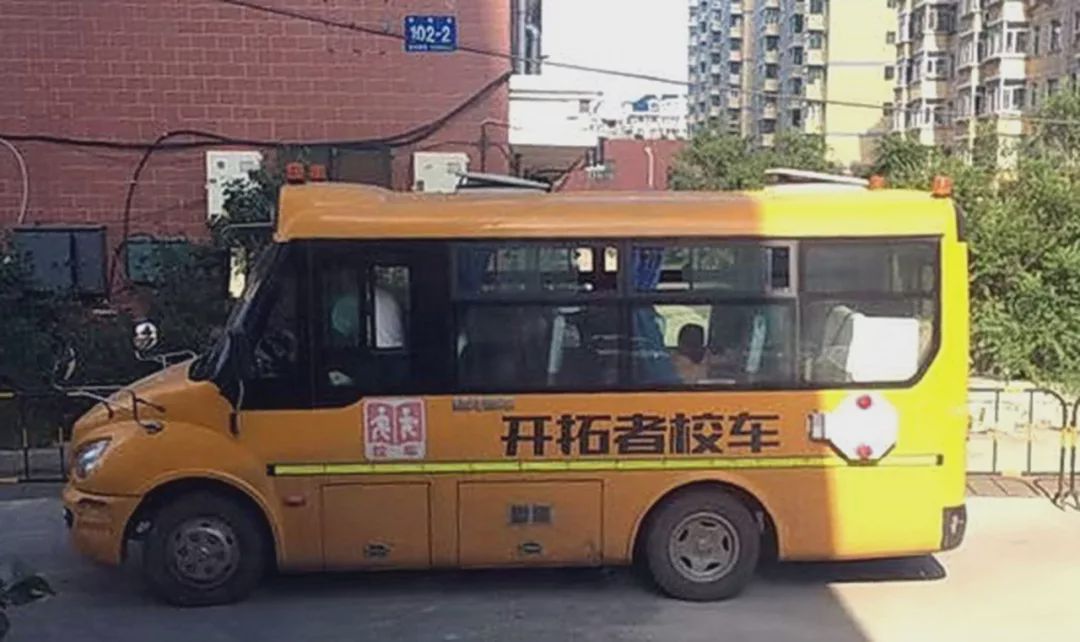 哈爾冰一校車急剎車，女教師腰摔骨折！想要賠償?shù)攘?個多月！