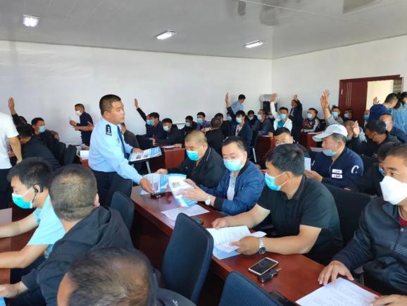 洮南公安交巡警對校車駕駛?cè)诉M(jìn)行復(fù)學(xué)前安全培訓(xùn)