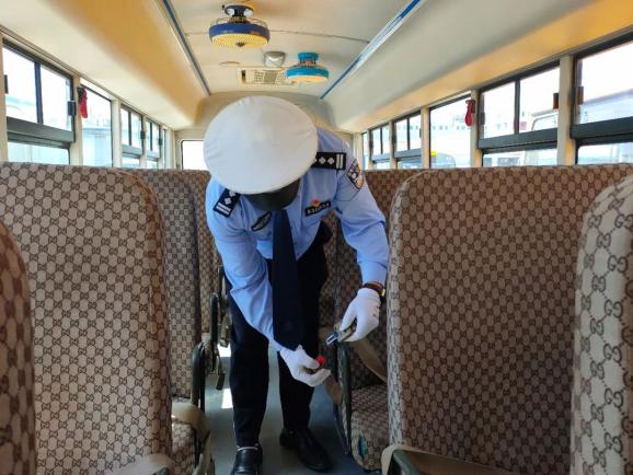 洮南公安交巡警對校車駕駛?cè)诉M(jìn)行復(fù)學(xué)前安全培訓(xùn)