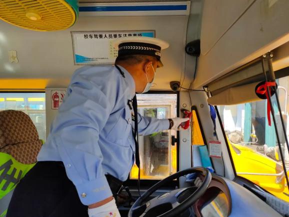 洮南公安交巡警對校車駕駛?cè)诉M(jìn)行復(fù)學(xué)前安全培訓(xùn)