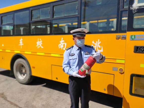 洮南公安交巡警對校車駕駛?cè)诉M(jìn)行復(fù)學(xué)前安全培訓(xùn)