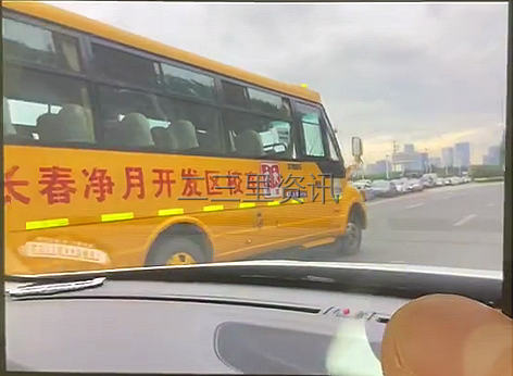 長春凈月第一實(shí)驗(yàn)學(xué)校校車別停私家車？市民氣憤報(bào)警！
