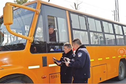 新寧縣嚴(yán)查校車安全隱患/ 新寧縣嚴(yán)查校車安全隱患