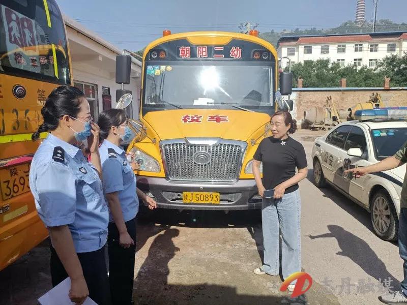 延安市志丹縣公安局交警大隊深入轄區幼兒園開展校車安全大檢查/ 延安市志丹縣公安局交警大隊深入轄區幼兒園開展校車安全大檢查