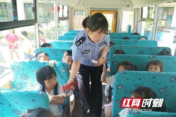 警校聯(lián)動(dòng) 大祥區(qū)開展幼兒校車安全應(yīng)急演練