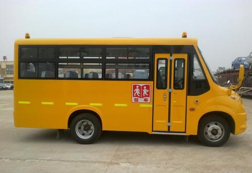 “校車(chē)起火了，孩子們跟我來(lái)！” 四川自貢沿灘開(kāi)展校車(chē)應(yīng)急逃生演練