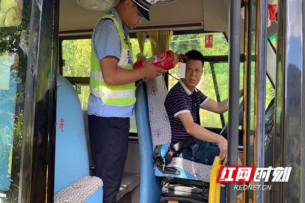 臨武：高高興興上學(xué)去 平平安安回家來