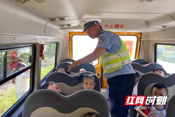 臨武：高高興興上學(xué)去 平平安安回家來