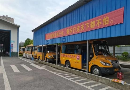 湖北崇陽：秋季開學在即，交警開展校車安全大檢查