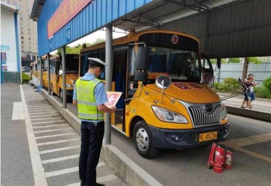 湖北崇陽：秋季開學在即，交警開展校車安全大檢查