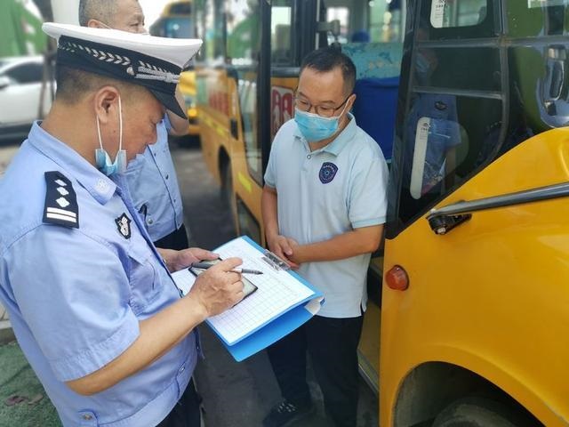 開學季，武漢江岸區交警為校車上好“安全鎖”