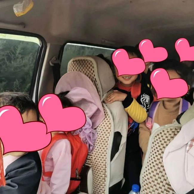 【家長安全意識淡薄】尋甸一7座面包車塞33個孩子，黑校車100塊“包月”，家長心真大！