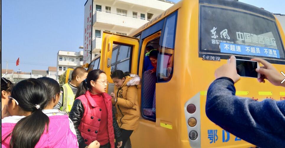湖北省江陵希望小學(xué)：開展校車消防安全演練