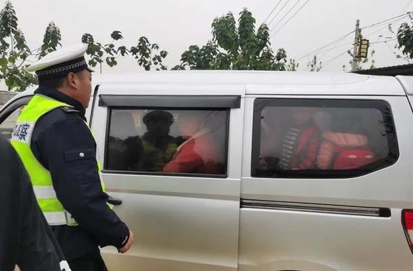 7座“黑校車”裝了16人，漯河這個司機(jī)被罰10200元