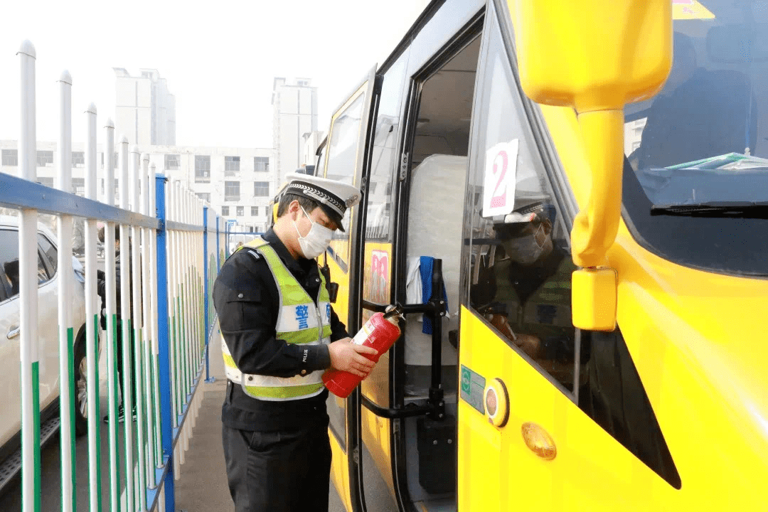 山東威海：暖心！校車體檢為學(xué)生撐起“保護(hù)傘”