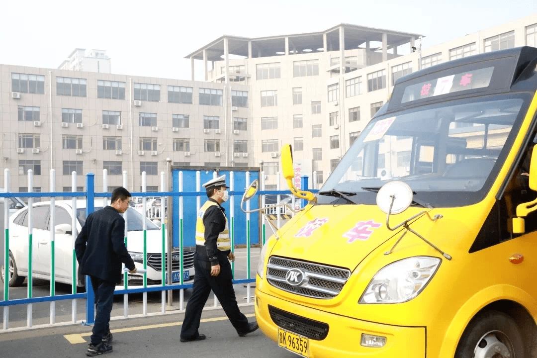 山東威海：暖心！校車體檢為學(xué)生撐起“保護(hù)傘”