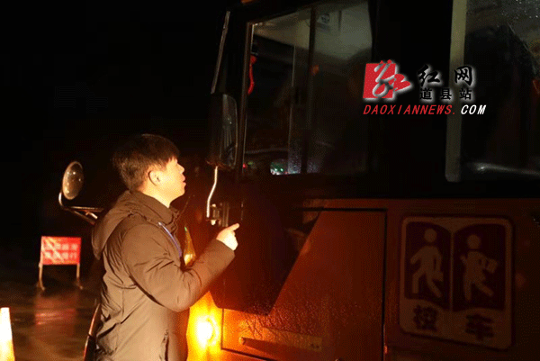 叮囑校車駕駛員安全謹慎駕駛.gif