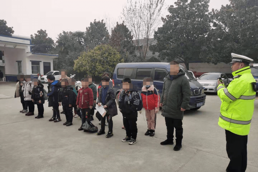南陽一黑校車核載7人實載16人 被交警拿下！