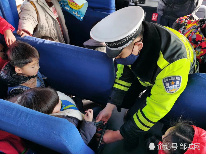 山東鄒城：交警冬季緊抓校車(chē)安全