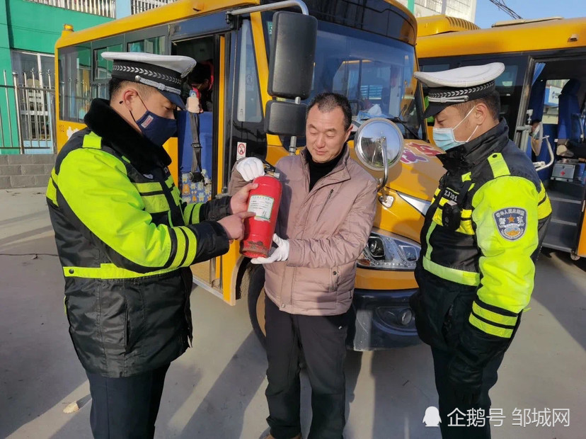 山東鄒城：交警冬季緊抓校車(chē)安全