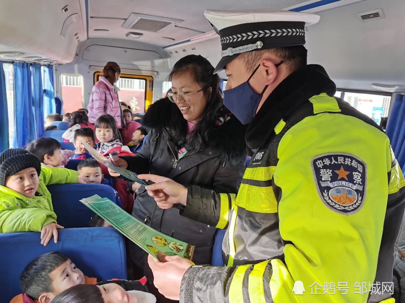 山東鄒城：交警冬季緊抓校車(chē)安全