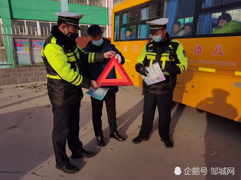 山東鄒城：交警冬季緊抓校車(chē)安全