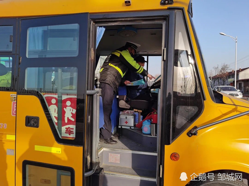 山東鄒城：交警冬季緊抓校車(chē)安全