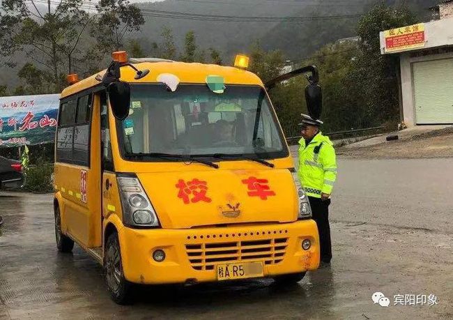 賓陽一校車違法超員，司機被罰2000元