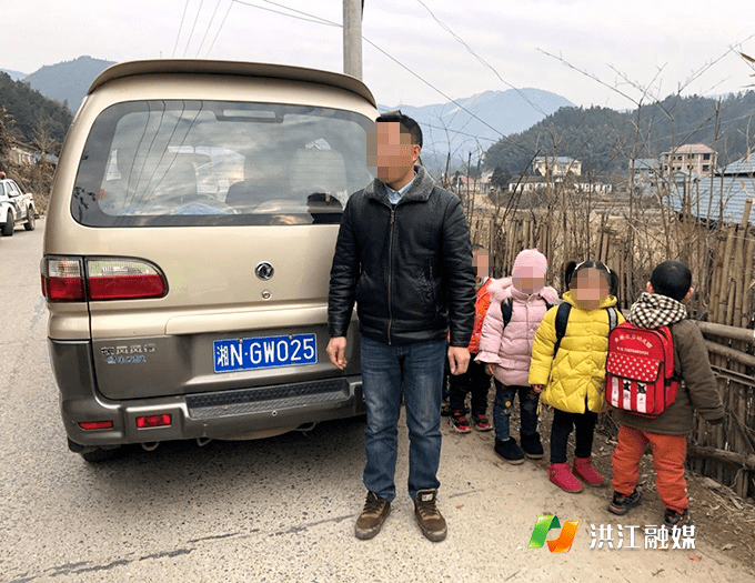 湖南洪江“黑校車”偷偷運載學(xué)生，被逮正著