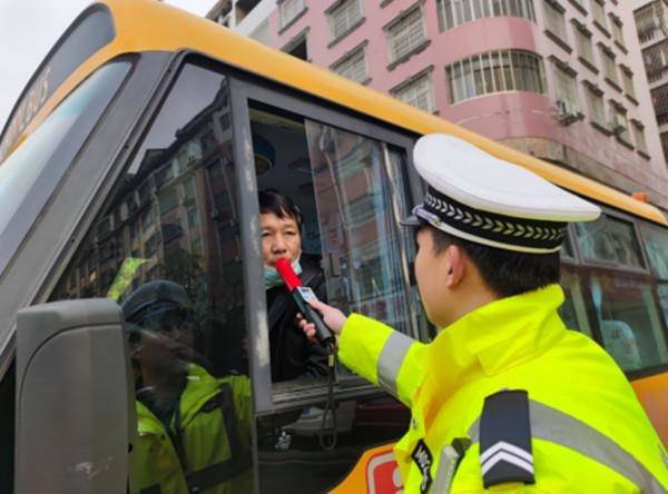 永州冷水灘：校車執(zhí)法新舉措 嚴(yán)查校車駕駛員酒駕行為
