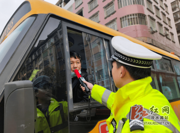 湖南永州冷水灘：校車執(zhí)法新舉措 嚴查校車駕駛員酒駕行為
