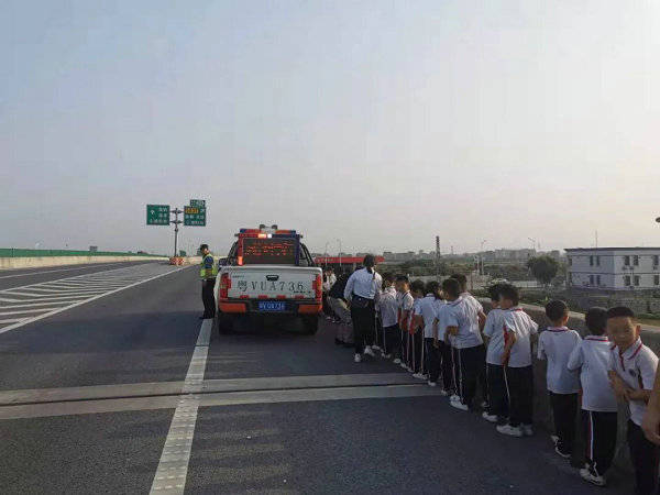 校車拋錨39名學(xué)生滯留 路政員筑“防護(hù)墻轉(zhuǎn)移
