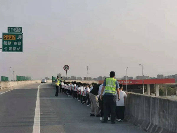 校車拋錨39名學(xué)生滯留 路政員筑“防護(hù)墻轉(zhuǎn)移