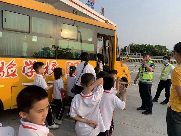 校車拋錨39名學(xué)生滯留 路政員筑“防護(hù)墻轉(zhuǎn)移