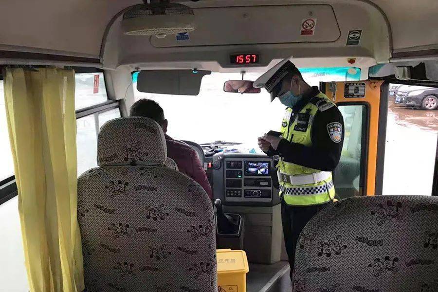 臨沂一校車司機(jī)被罰！