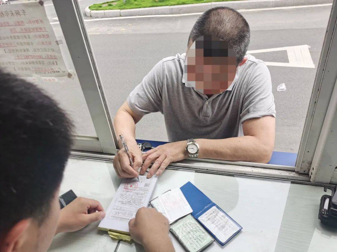 校車逆行，網友憤起舉報！交警：馬上安排！