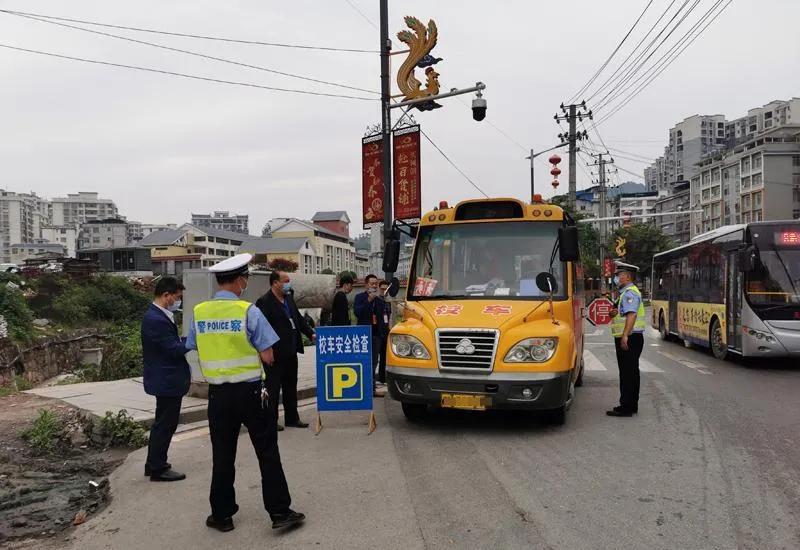 遷安一“校車”竟超載100% ，司機被判拘役并罰款！