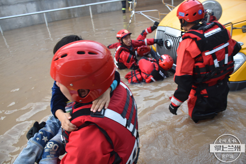 暖！強(qiáng)降雨致校車擱淺被困 慶陽消防涉水救出30余名學(xué)生