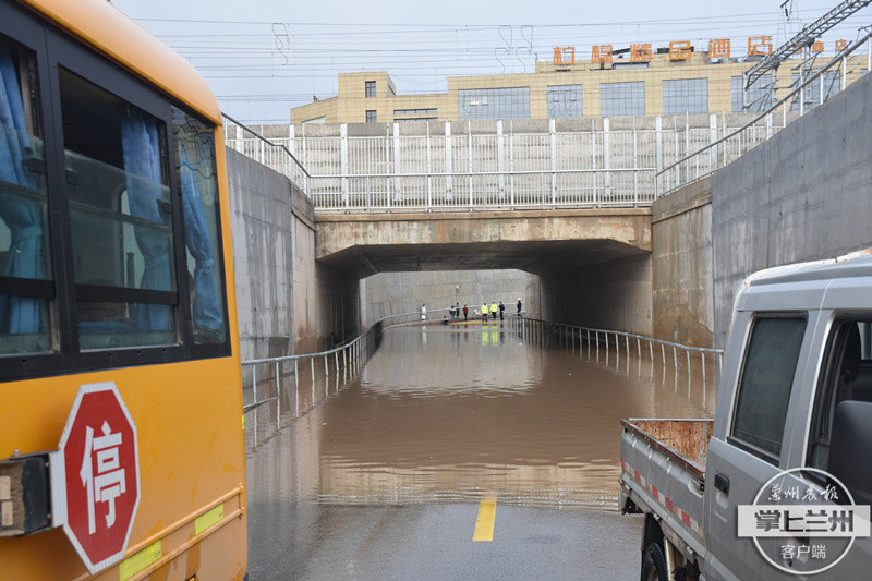 暖！強(qiáng)降雨致校車擱淺被困 慶陽消防涉水救出30余名學(xué)生