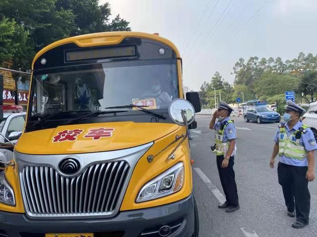 東莞交警虎門大隊聯(lián)合多部門開展校車安全檢查整治行動