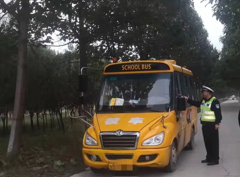 事關孩子安全：校車標牌已過期，蘭考交警罰你沒商量！