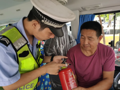 南城公安交警開展校車安全大檢查，筑牢安全防線