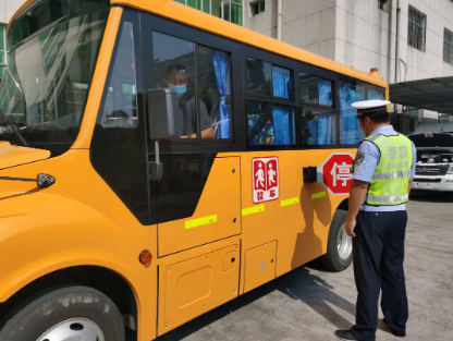 南城公安交警開展校車安全大檢查，筑牢安全防線