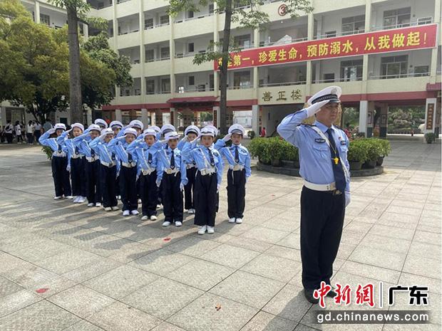 連州交警在轄區(qū)校園開展“少年交警隊(duì)”活動(dòng)