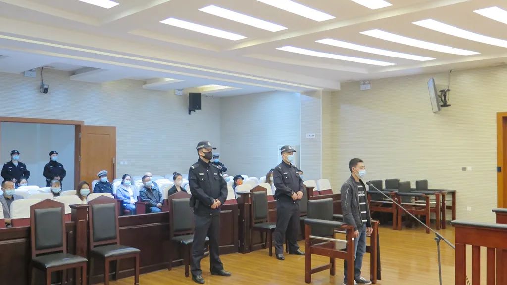 【感受公平正義】“黑校車”非法運營還超載13人，法院判了！