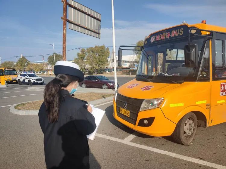 減量控大 | 筑牢安全防線 大慶交警開(kāi)展校車安全隱患排查工作